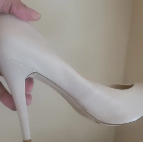 NWOT BCBG Beige Tan Off White Ivory  Genuine Leather Almond Heels Size 8