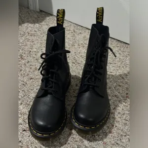 NWOT Dr. Martens 1460 Pascal Virginia Leather Boots WMNS 7