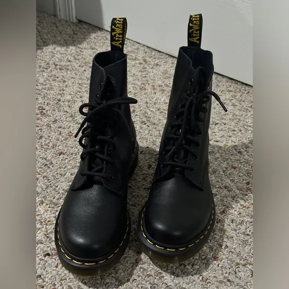 NWOT Dr. Martens 1460 Pascal Virginia Leather Boots WMNS 7