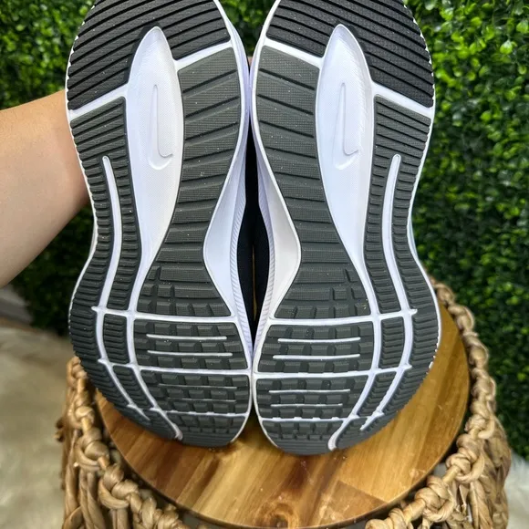 NWOT mens Nike Quest 3