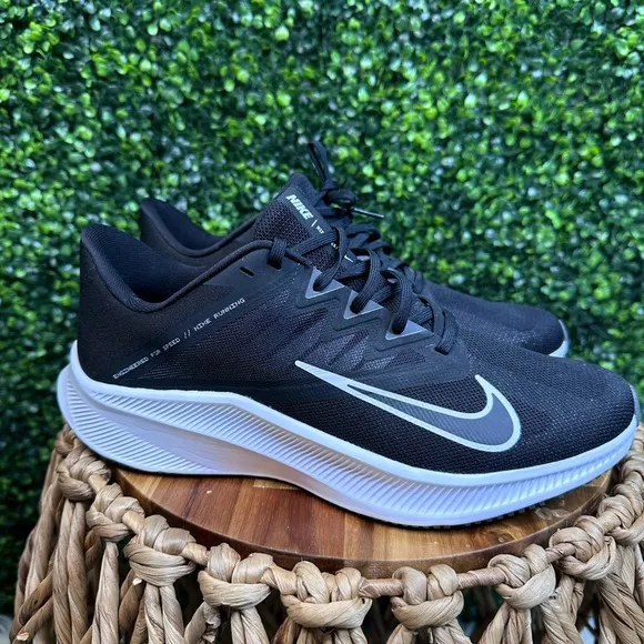NWOT mens Nike Quest 3