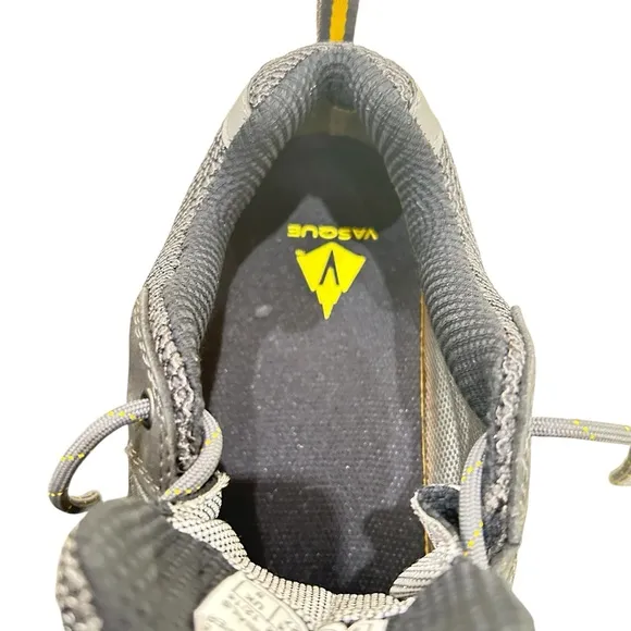 Nwot men’s Vasque Breeze 2.0 low Gray leather Hiking sneakers vibram sole size 9