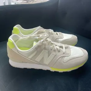 NWOT NEW BALANCE 574 SUEDE SNEAKERS US WOMEN 8.5