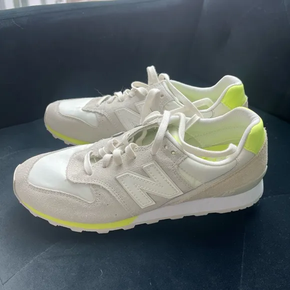 NWOT NEW BALANCE 574 SUEDE SNEAKERS US WOMEN 8.5