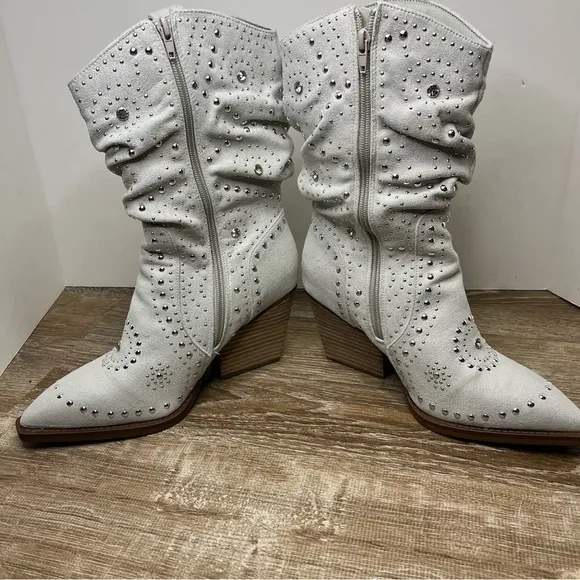 NWOT Stellar Women’s 11  Western Boots Rhinestone Silver Metal Gray Suede Heel