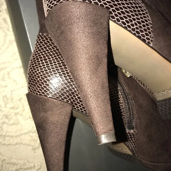 NWOT TAHARI Shawn suede/snakeskin espresso high boots- size 9- NWOT