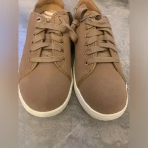 NWOT Vionic Brinley Tan Suede Sneakers | 8.5