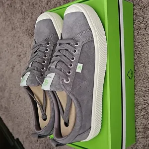 *NWT* Cariuma Suede Charcoal Grey Sneakers