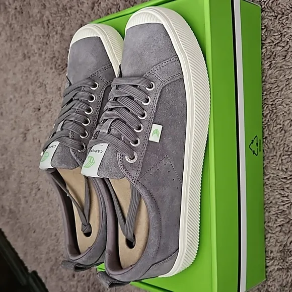 *NWT* Cariuma Suede Charcoal Grey Sneakers