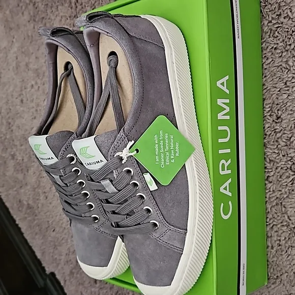 *NWT* Cariuma Suede Charcoal Grey Sneakers