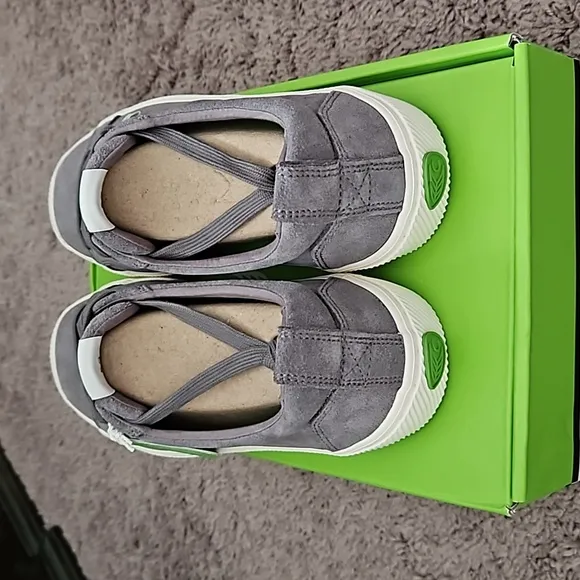 *NWT* Cariuma Suede Charcoal Grey Sneakers