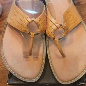 NWT Liz Claiborne Flex Mustard Yellow Genuine Leather Thong Shoes Sandal…