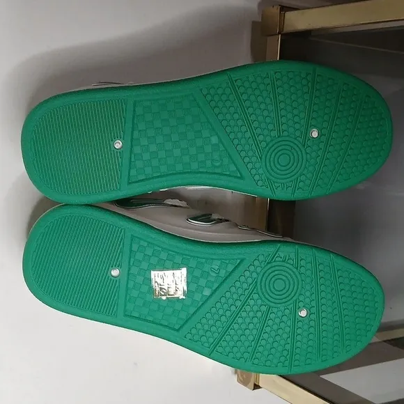 NWT Mei man xing green and white fashion skater shoes size 8 /9.5 unisex