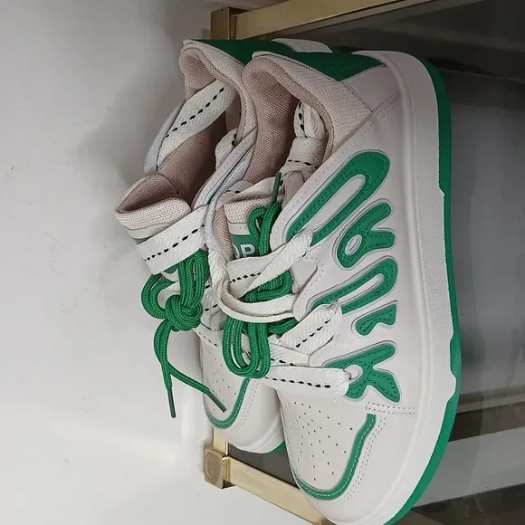 NWT Mei man xing green and white fashion skater shoes size 8 /9.5 unisex