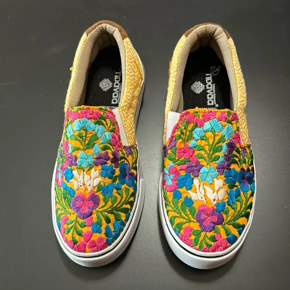 NWT - Oaxaca Embroidered Slip-On Shoes - Size 4-5