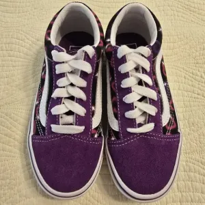 NWT Vans Old Skool Neon Hearts Girls Sneakers