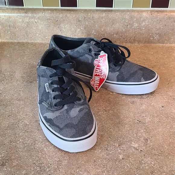 NWT'S! VANS - Classic Camo Canvas Authentic Shoes - Mens 8