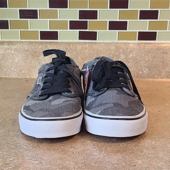 NWT'S! VANS - Classic Camo Canvas Authentic Shoes - Mens 8