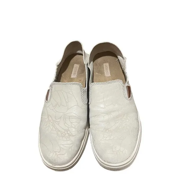OLUKAI 100% Leather Tan Floral Pehuea Lau Slip On Shoes w/Drop Heel