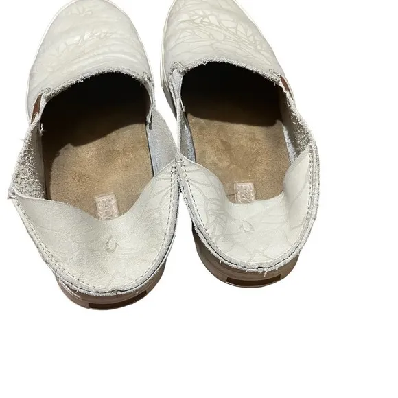 OLUKAI 100% Leather Tan Floral Pehuea Lau Slip On Shoes w/Drop Heel