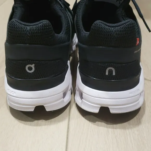 On Cloud Men's Swift Running Black And White Athletic Shoes Sz 7.5