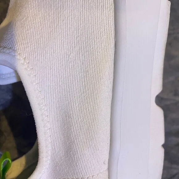OOFOS 00mg eeZee Women Size 6.5 Recovery Cushion Walking Slip On Shoes White