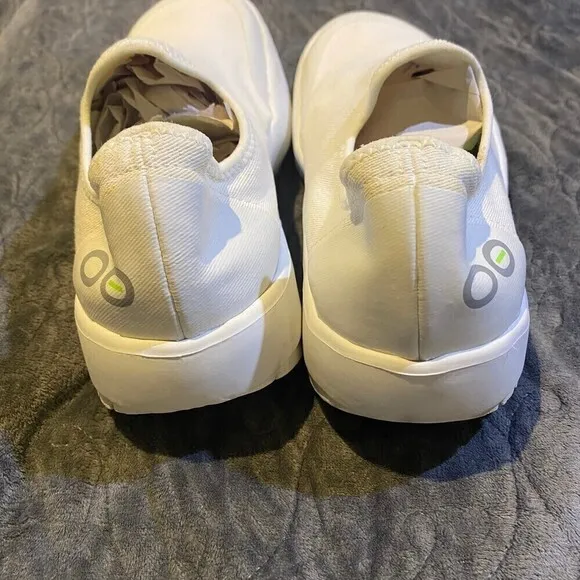 OOFOS 00mg eeZee Women Size 6.5 Recovery Cushion Walking Slip On Shoes White