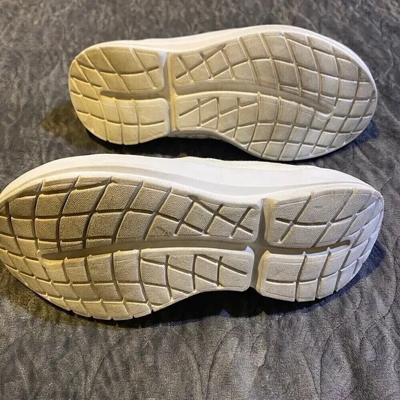 OOFOS 00mg eeZee Women Size 6.5 Recovery Cushion Walking Slip On Shoes White