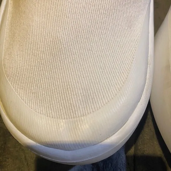 OOFOS 00mg eeZee Women Size 6.5 Recovery Cushion Walking Slip On Shoes White