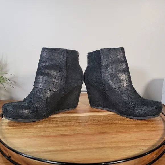 OTBT Ringold Black Oiled Suede Wedge Booties Size 7