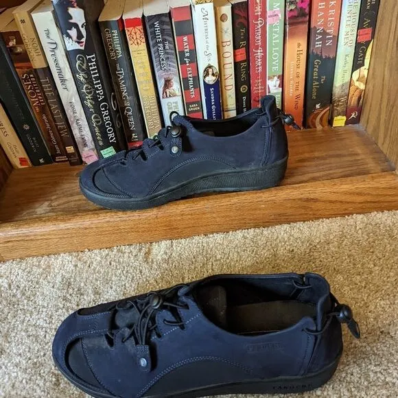 Pandere orthopedic adjustable leather sneaker sz 12 euc blue suede