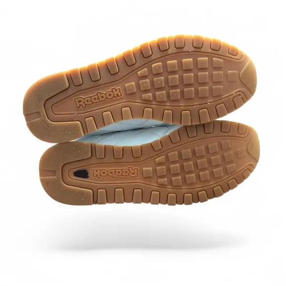 Reebok White Athletic Shoes with Retro Style and Durable Construction