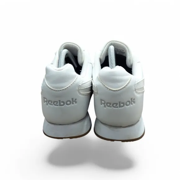 Reebok White Athletic Shoes with Retro Style and Durable Construction