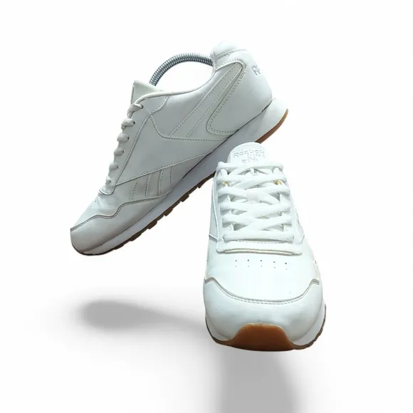 Reebok White Athletic Shoes with Retro Style and Durable Construction