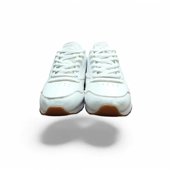Reebok White Athletic Shoes with Retro Style and Durable Construction