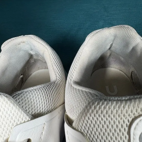 Size 9 - Women’s On Clod The Roger white shoes
