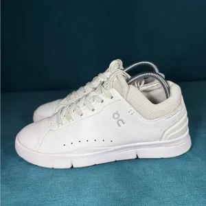 Size 9 - Women’s On Clod The Roger white shoes