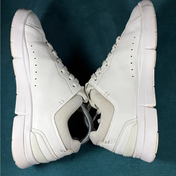 Size 9 - Women’s On Clod The Roger white shoes