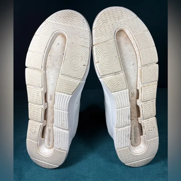 Size 9 - Women’s On Clod The Roger white shoes