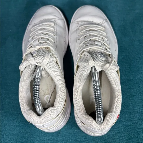 Size 9 - Women’s On Clod The Roger white shoes