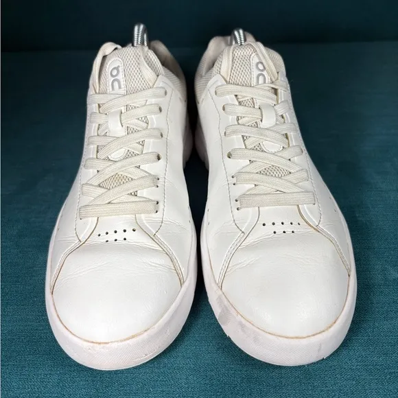 Size 9 - Women’s On Clod The Roger white shoes