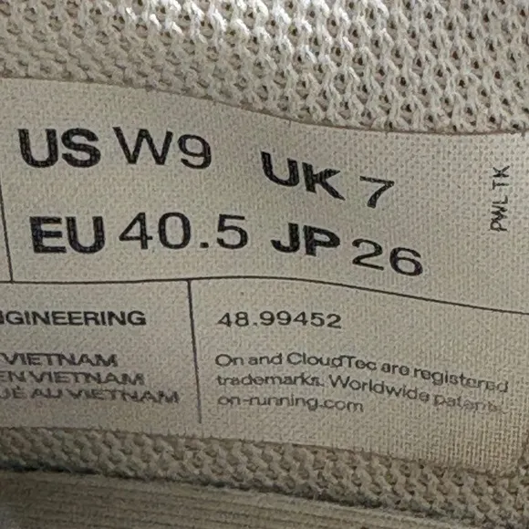 Size 9 - Women’s On Clod The Roger white shoes