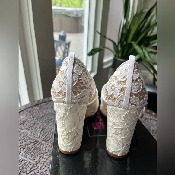 SJP BY SARAH JESSICA PARKER CELINE WHITE LACE RHINESTONE PUMPS 35.5 5.5