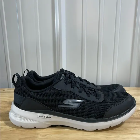 Skechers Black and White Sneakers with Breathable Mesh Size 9.5