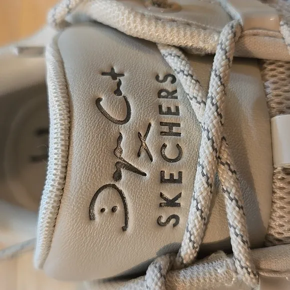 Sketchers Womens DOJA CAT; DOJA'LITE SHINE SHOES-OFF WHITE-Size 10 NIB