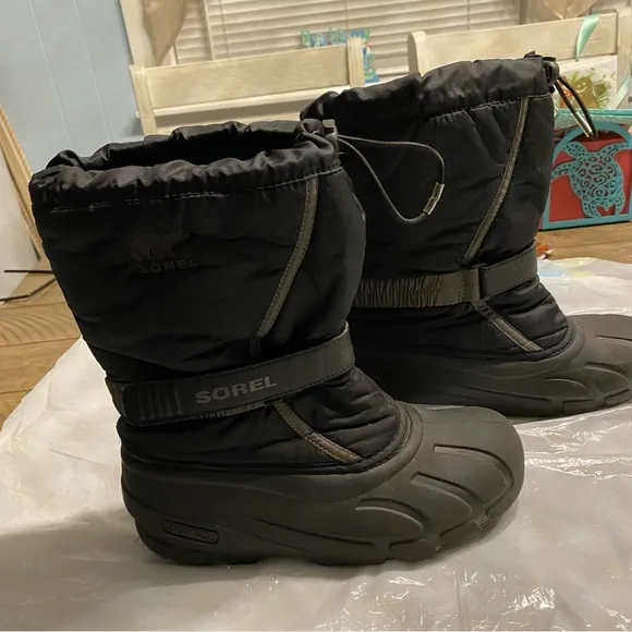 Sorel boots nylon waterproof Black w/gray trim SZ 6