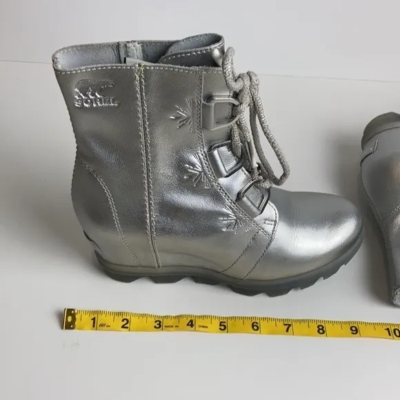 Sorel Joan of Arctic Disney Frozen Silver Metallic Waterproof Boots Kids 3 Elsa