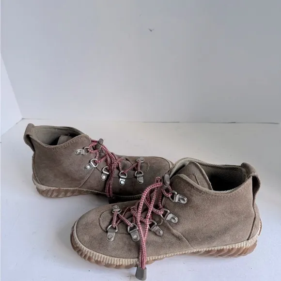 Sorel Kid's Out N About Conquest Boots. Size 3