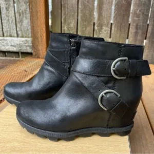 Sorel Wm’s Joan Of Arctic Wedge II Buckle Boots In Black Leather Sz 8