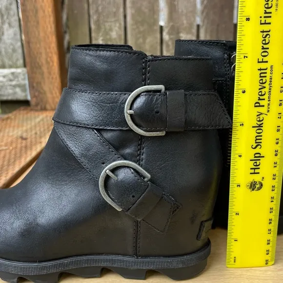 Sorel Wm’s Joan Of Arctic Wedge II Buckle Boots In Black Leather Sz 8